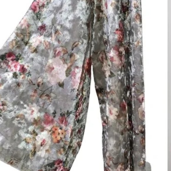 Do everything in love Anthropologie One Sz Floral Velvet Kimono. - Picture 3 of 5
